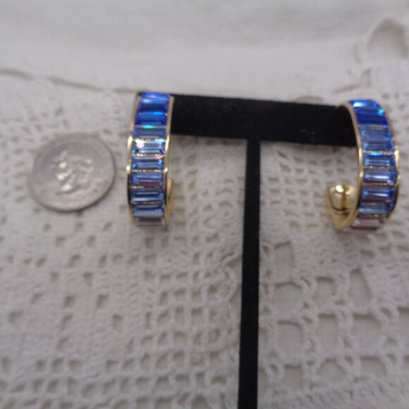 ST. JOHN Blue Baguette OMBRE CRYSTAL Hoop Pierced EARRINGS - Picture 5 of 9